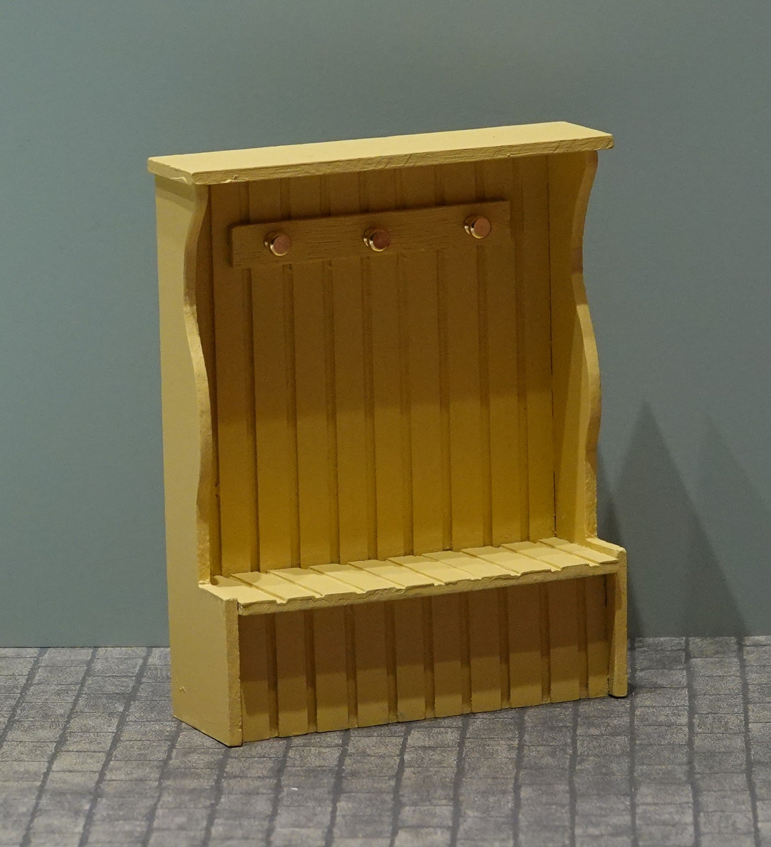 Eteiskaluste nukkekotiin 1:12, eri värejä