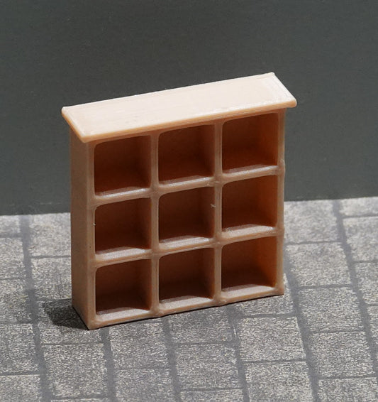 Nukkekodin mukihylly, eri kokoja ja värejä