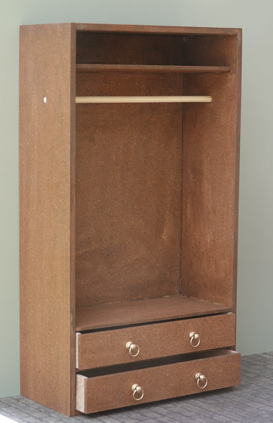 Avonainen vaatekaappi nukkekotiin