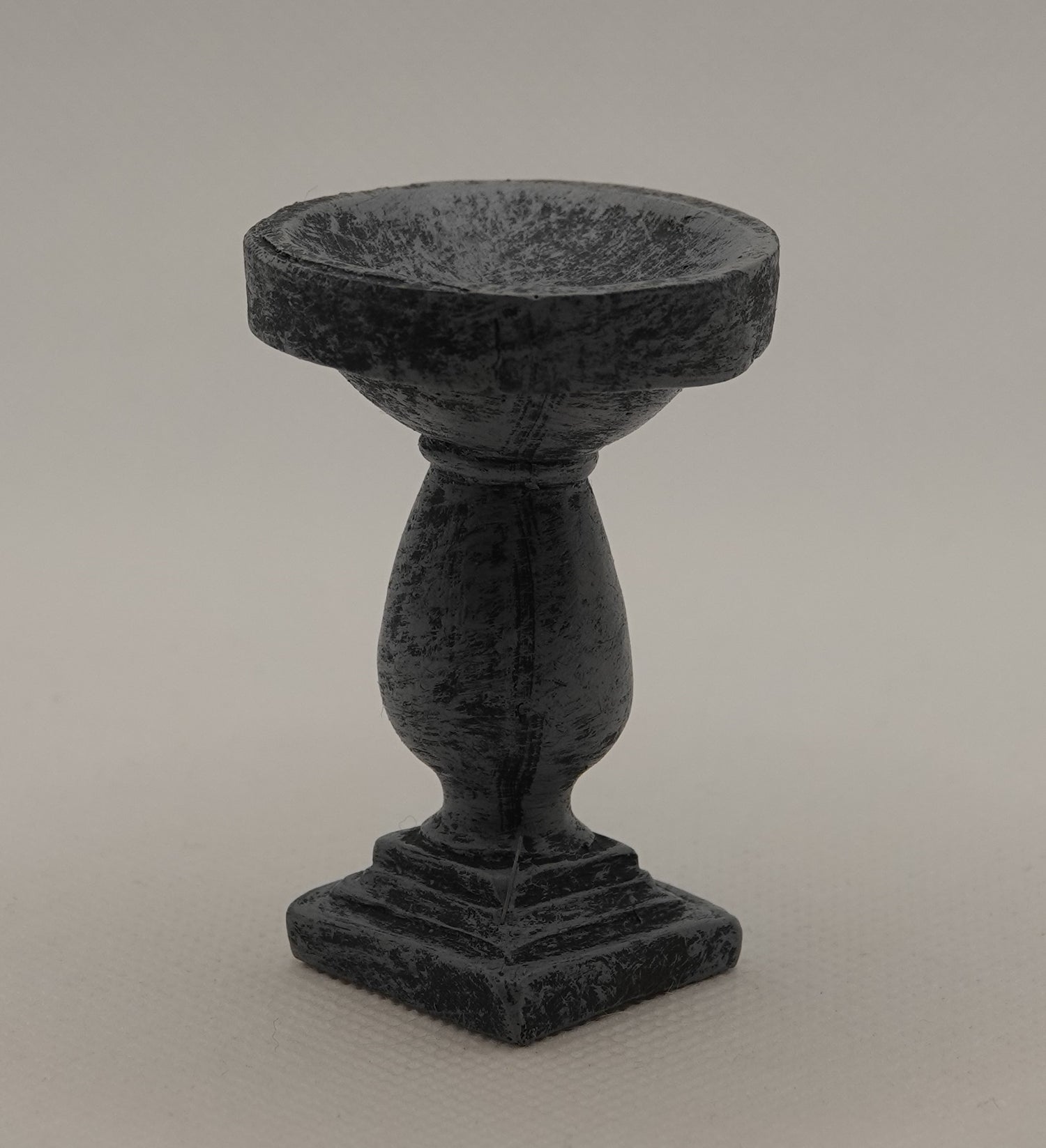 Koristeallas nukkekotiin, tumma harmaa