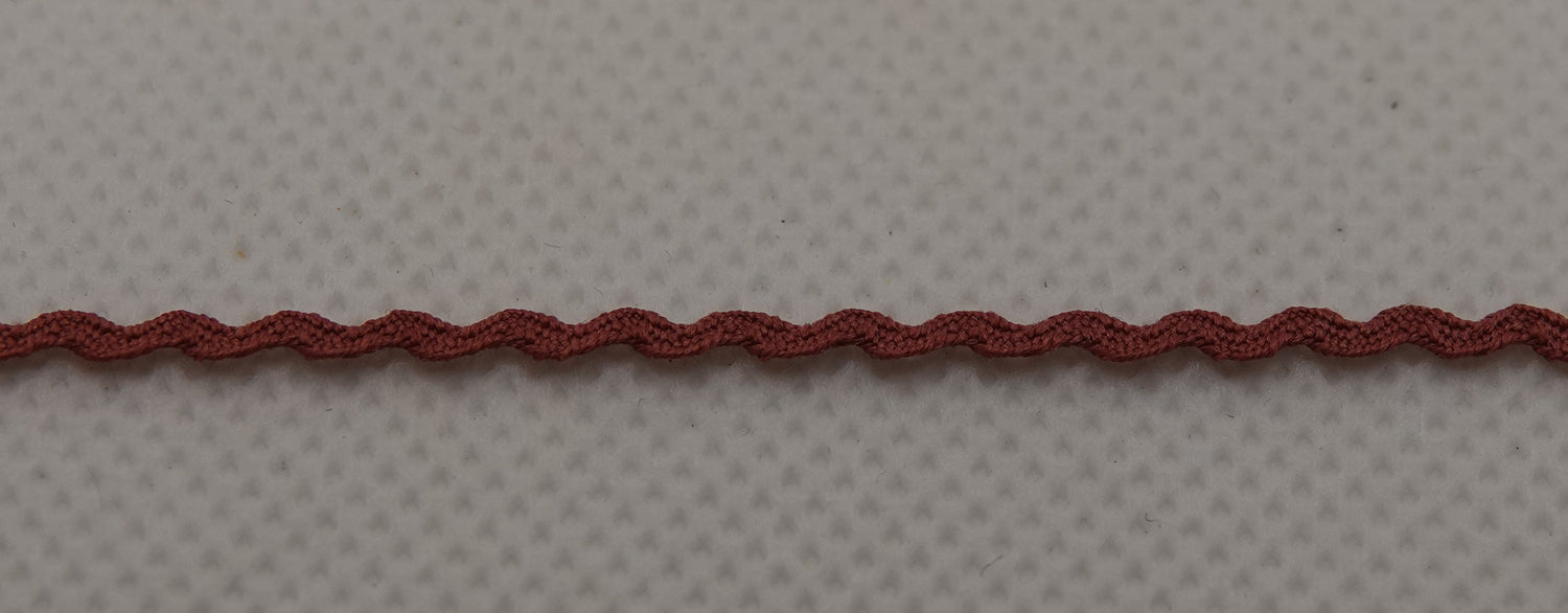 Siksak-nauha 1,5 mm, tumma roosa