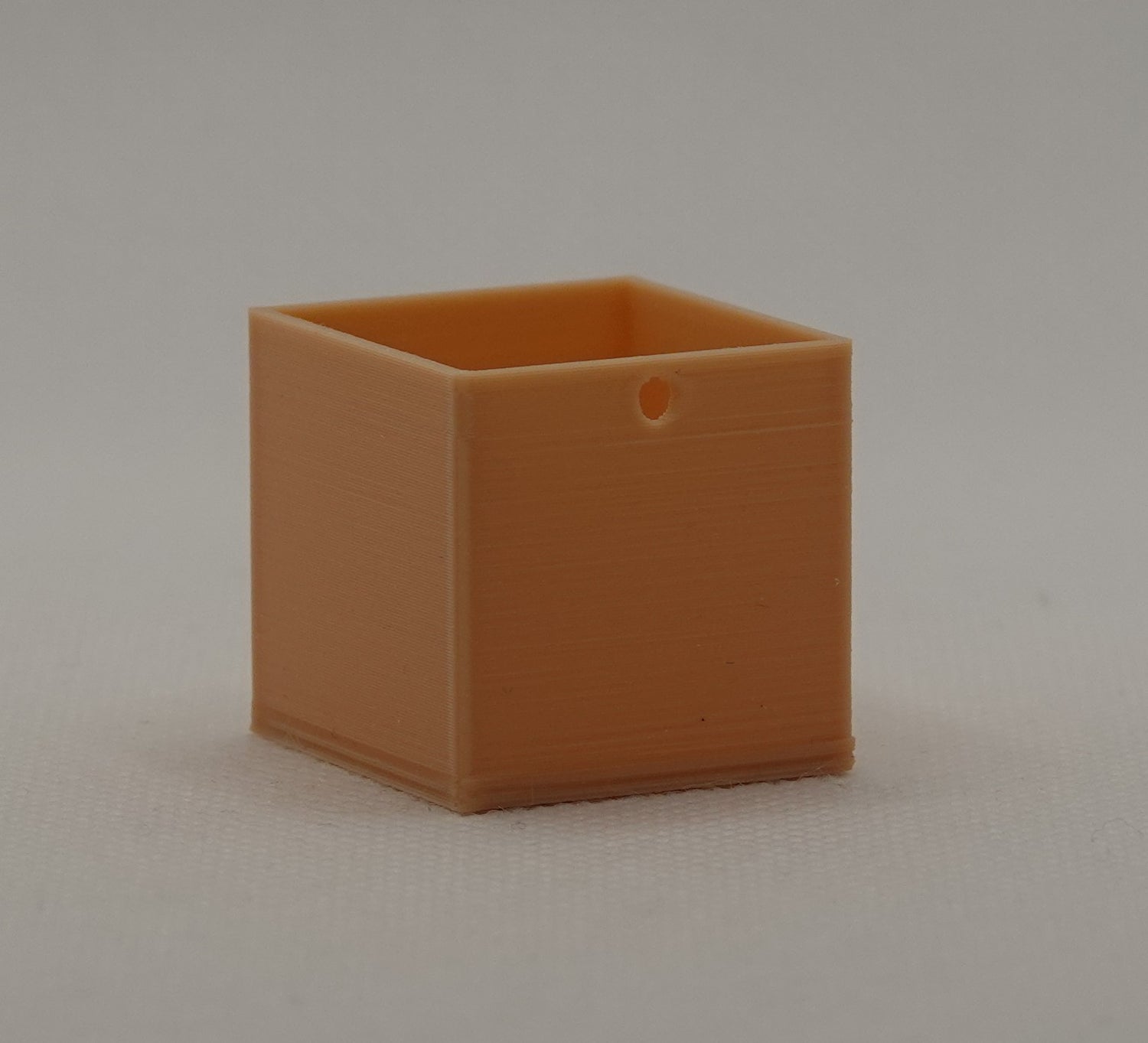 Nukkekodin lokerikkohyllyn laatikko, ruskea