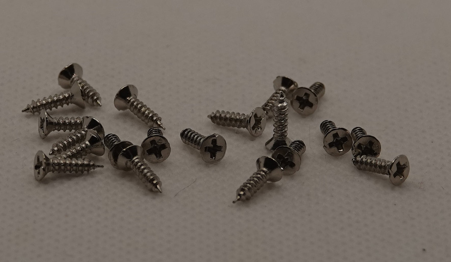 Ruuvi 2 x 8 mm, hopea 20 kpl