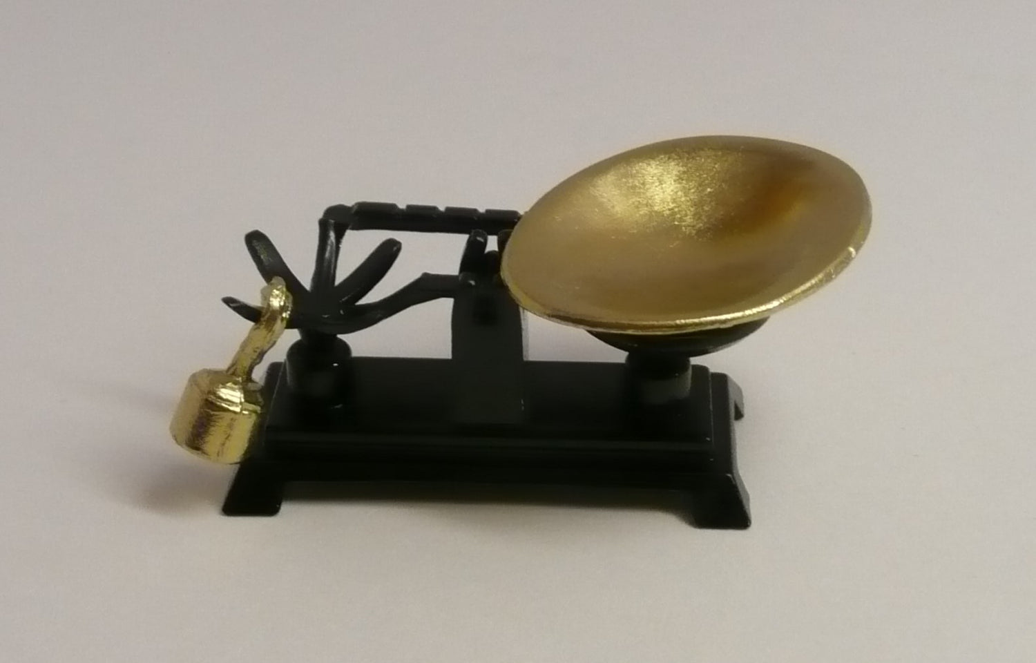 Vanhanaikainen keittiövaaka nukkekotiin