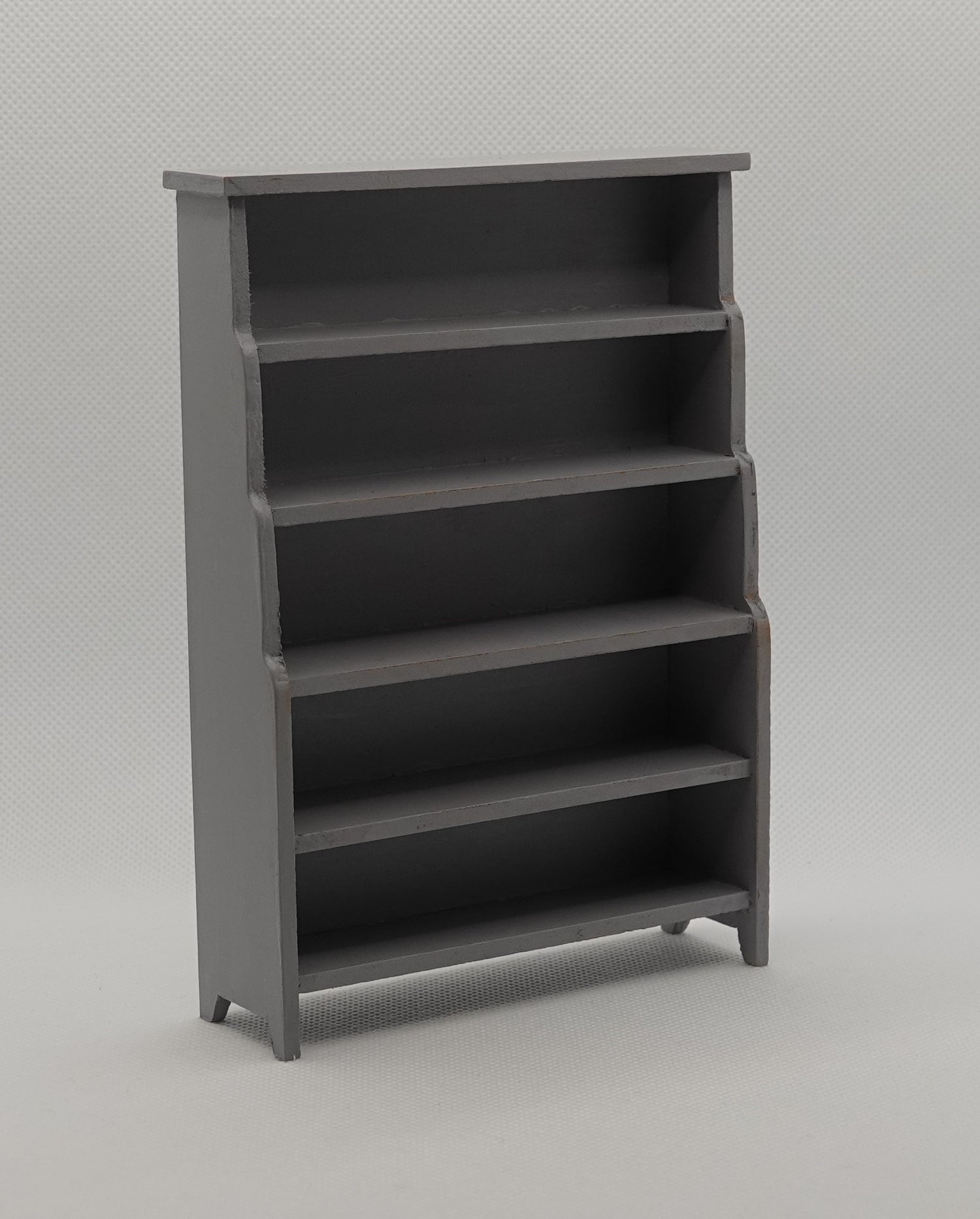 Korkea astiahylly nukkekodin keittiöön