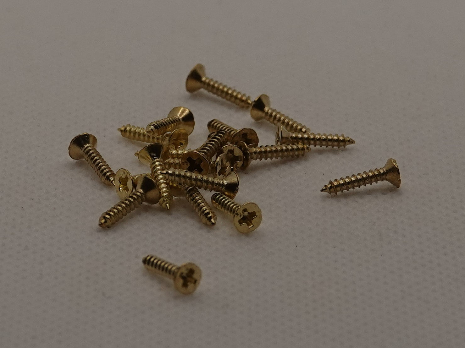 Ruuvi 2 x 10 mm, kulta 20 kpl