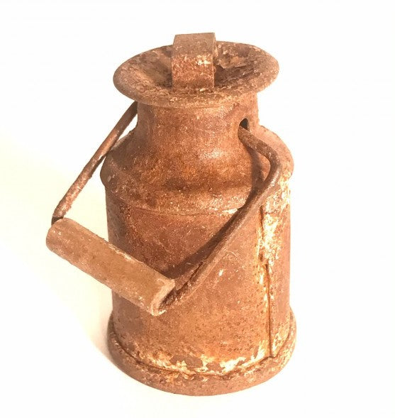 Ruosteinen maitotonkka nukkekotiin