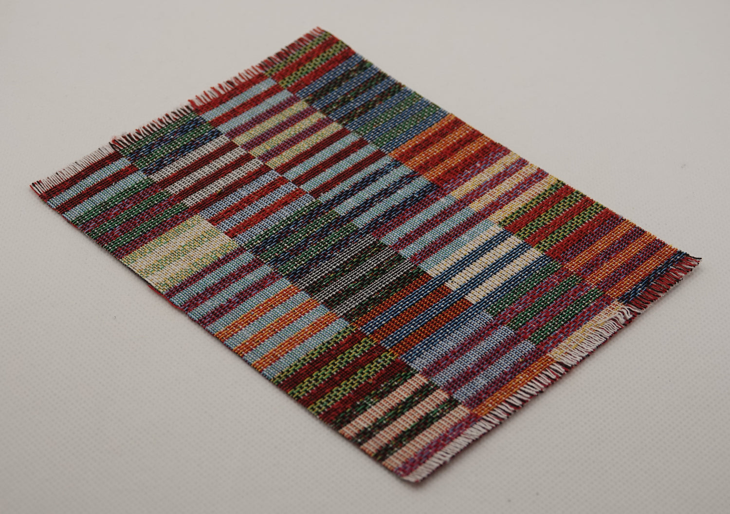 Leveä raidallinen räsymatto nukkekotiin