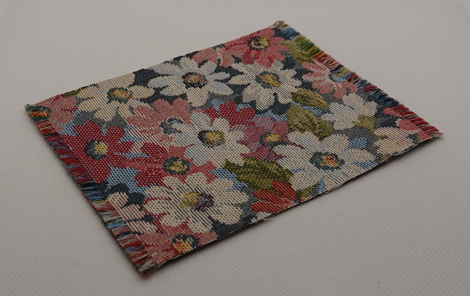 Kukallinen matto nukkekotiin