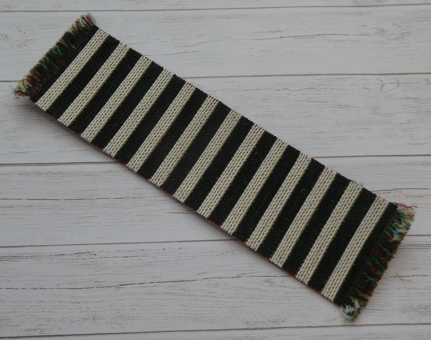 Raidallinen matto nukkekotiin, kapea laku