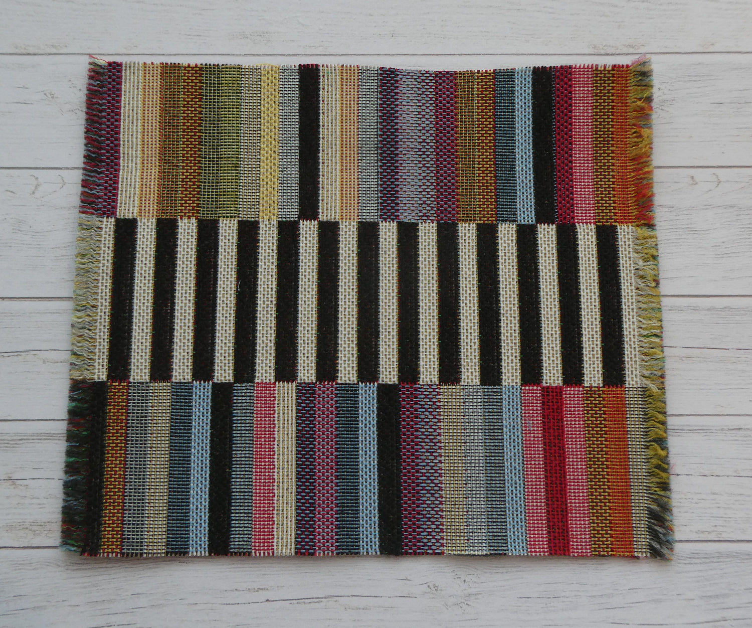 Raidallinen matto nukkekotiin, laku