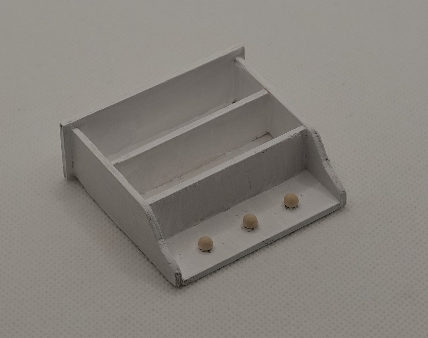 Seinähylly 1:12, valkoinen