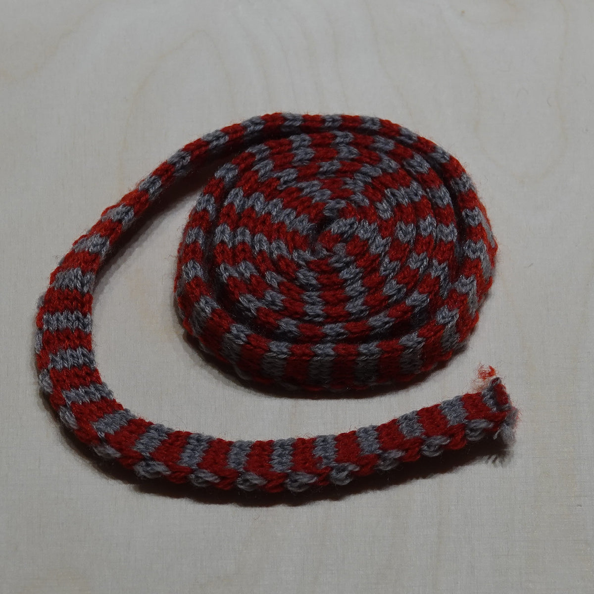 Putkineulos, eri värejä ja leveyksiä