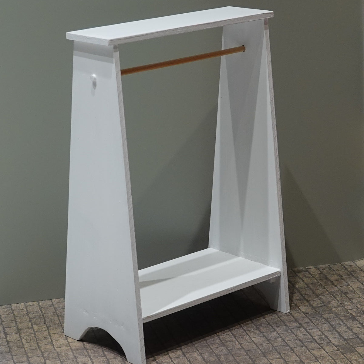 Vaateteline nukkekotiin