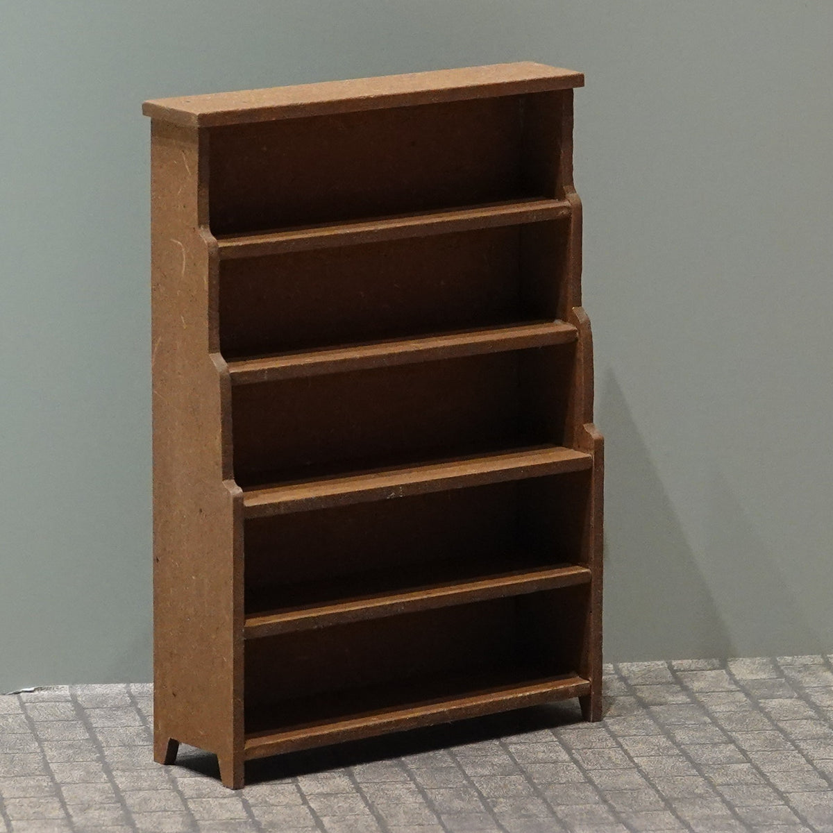 Korkea astiahylly nukkekodin keittiöön