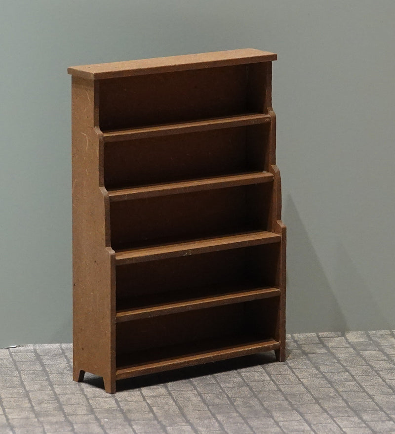 Korkea astiahylly nukkekodin keittiöön