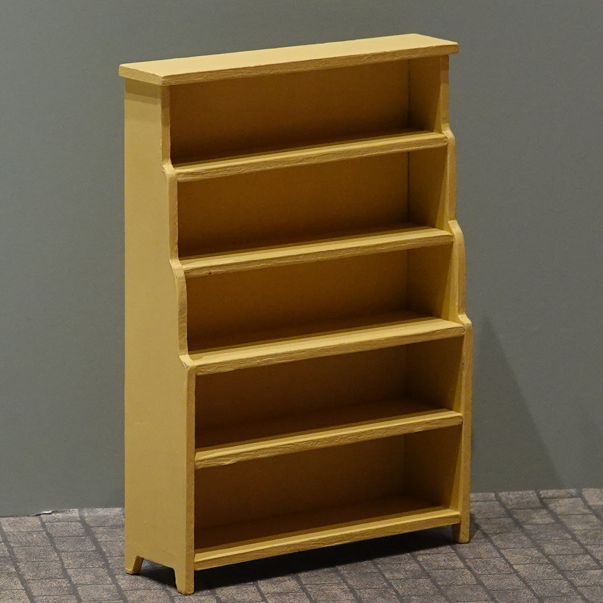 Korkea astiahylly nukkekodin keittiöön