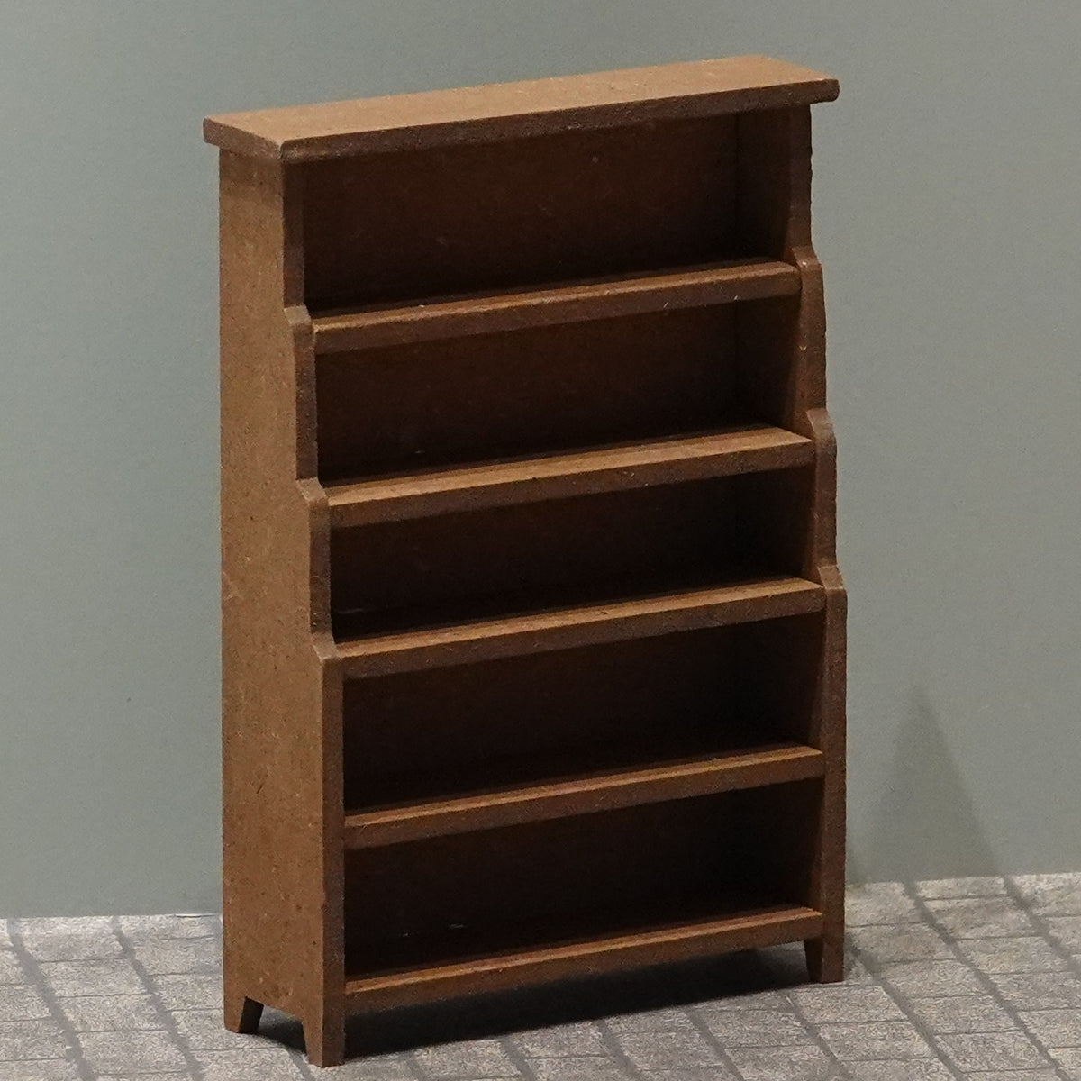 Korkea astiahylly nukkekodin keittiöön