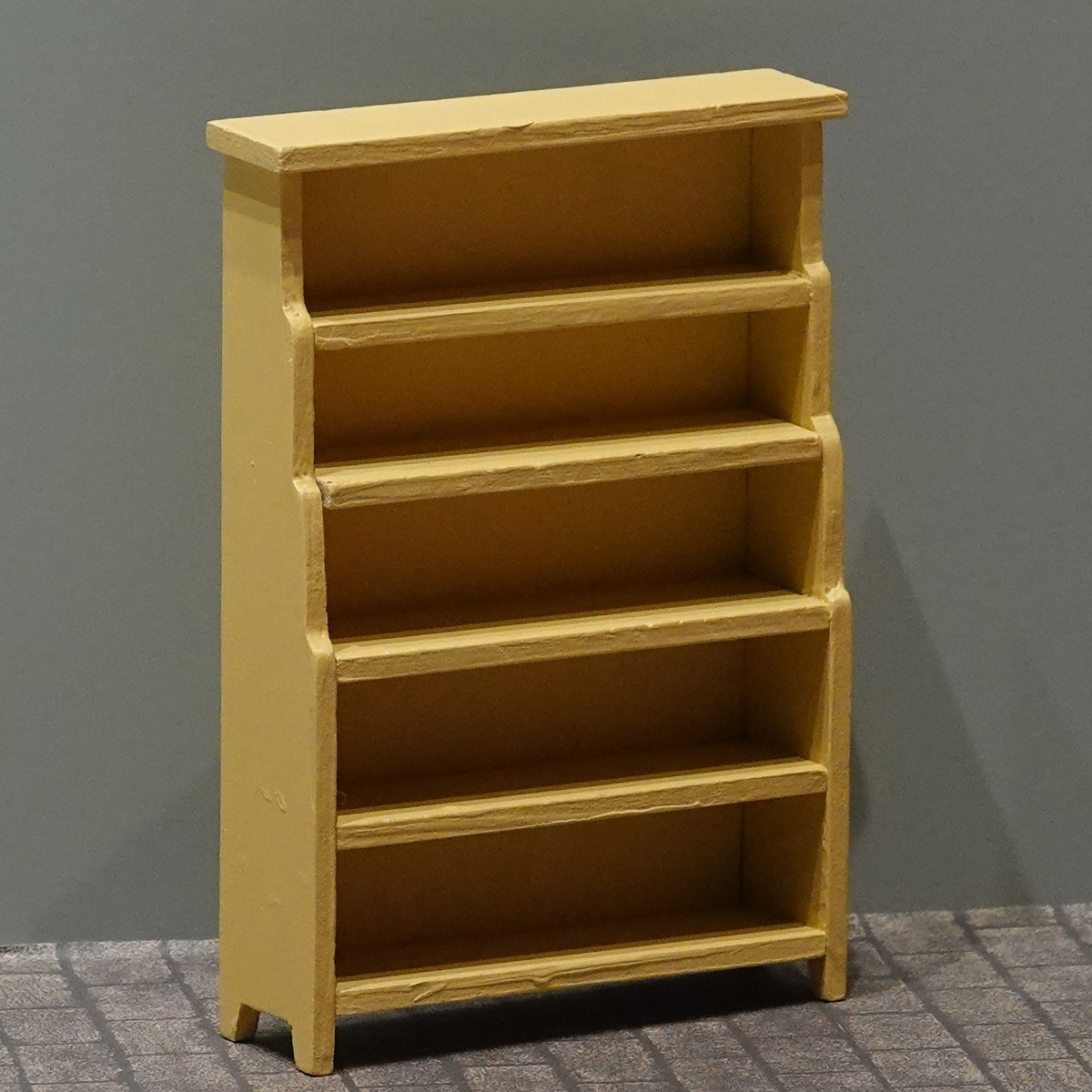 Korkea astiahylly nukkekodin keittiöön