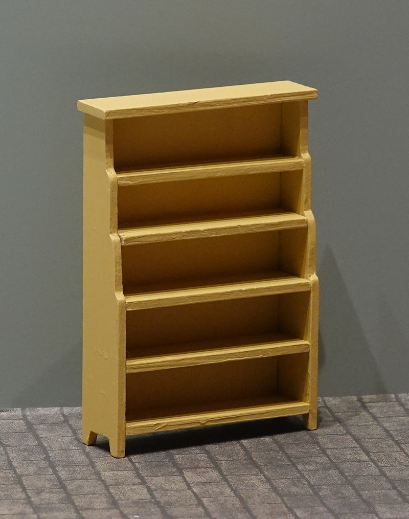 Korkea astiahylly nukkekodin keittiöön