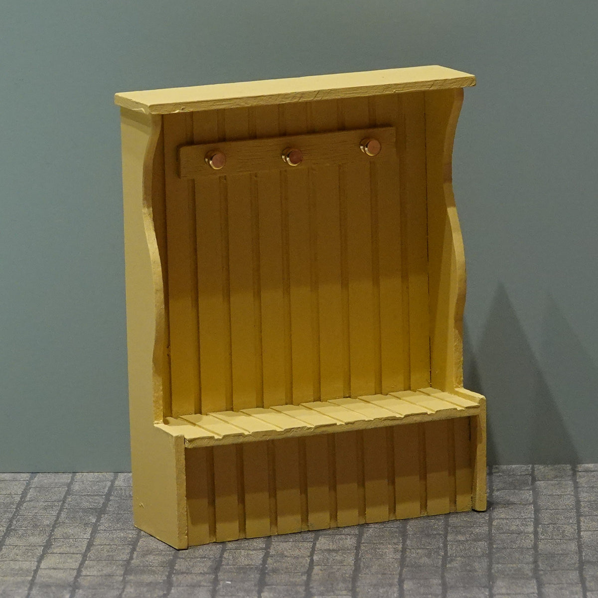 Eteiskaluste nukkekotiin 1:12, eri värejä