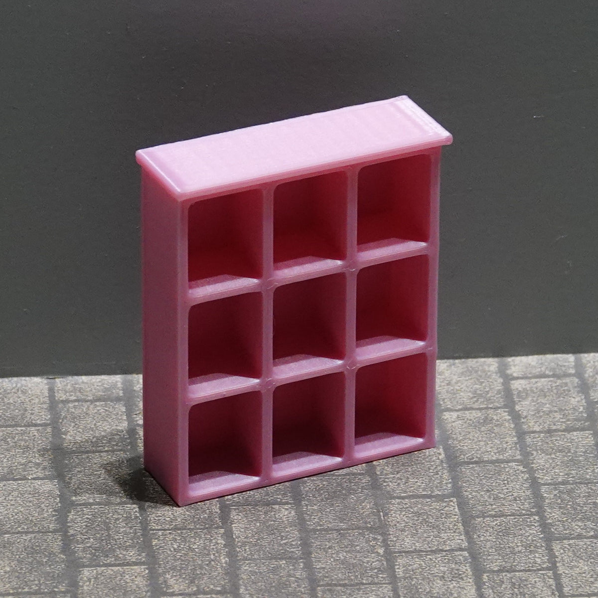 Nukkekodin mukihylly, eri kokoja ja värejä