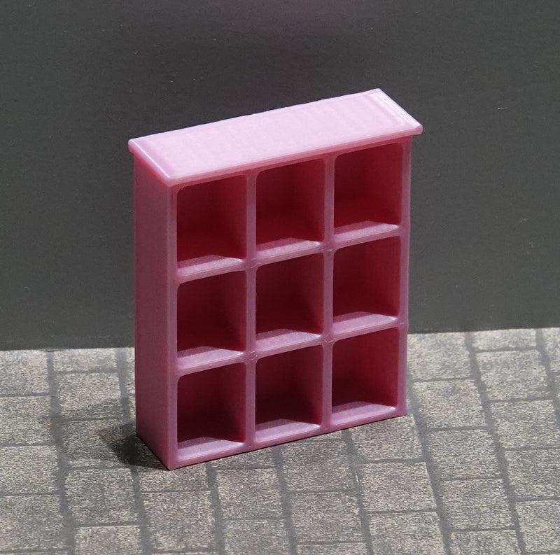 Nukkekodin mukihylly, eri kokoja ja värejä