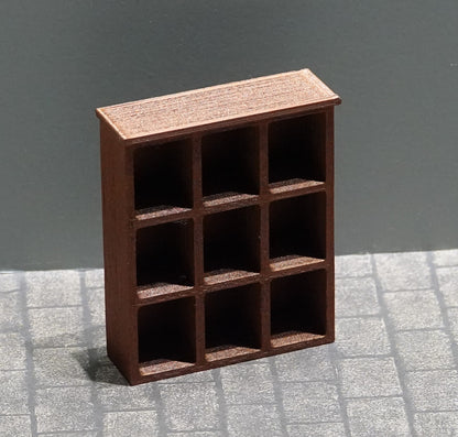 Nukkekodin mukihylly, eri kokoja ja värejä