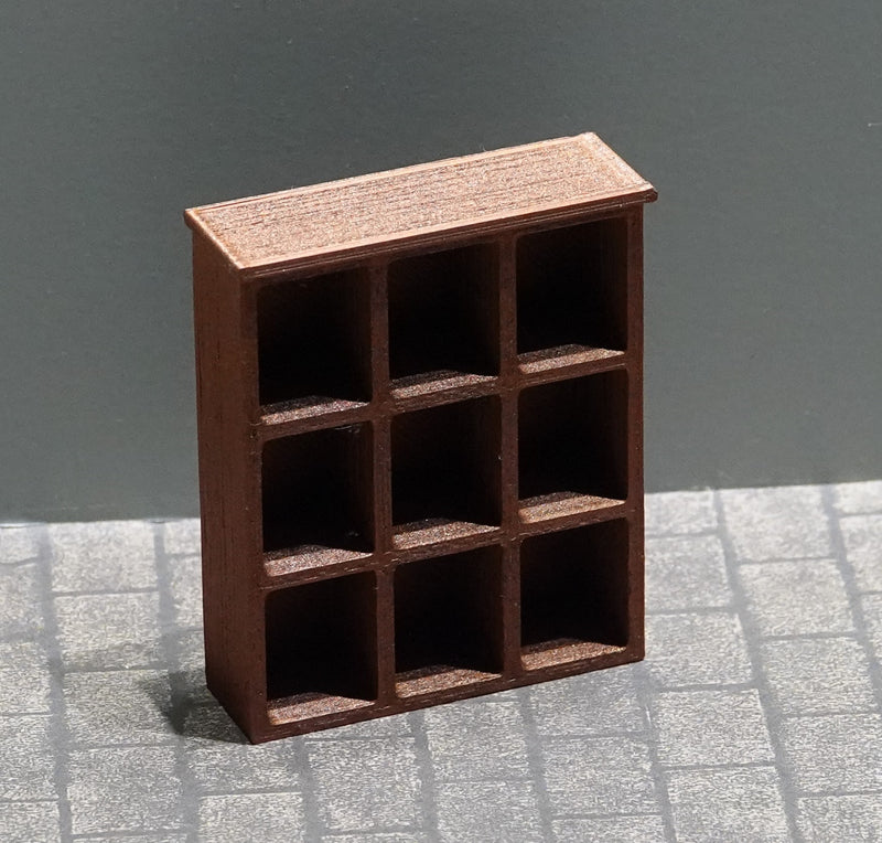 Nukkekodin mukihylly, eri kokoja ja värejä