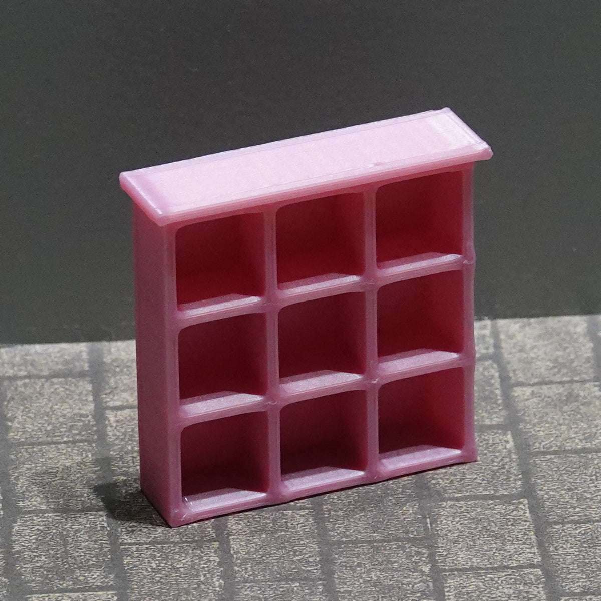 Nukkekodin mukihylly, eri kokoja ja värejä