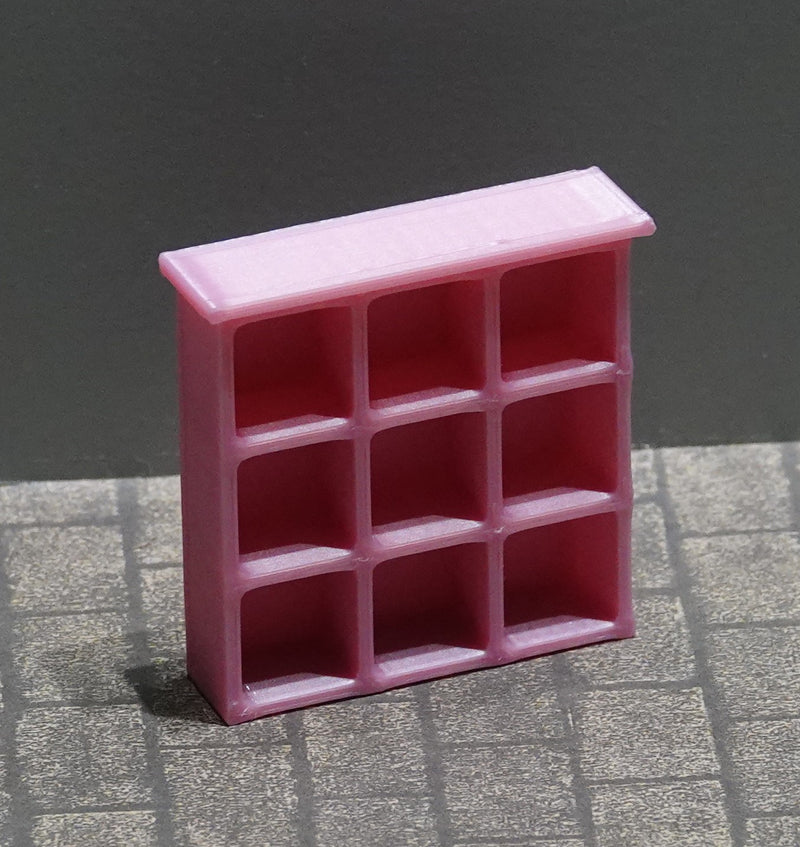 Nukkekodin mukihylly, eri kokoja ja värejä