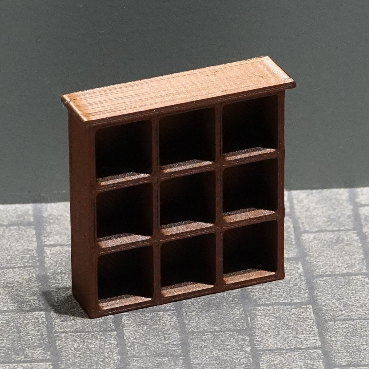 Nukkekodin mukihylly, eri kokoja ja värejä