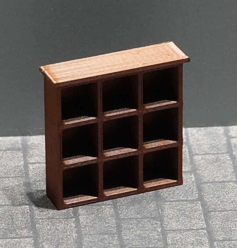 Nukkekodin mukihylly, eri kokoja ja värejä