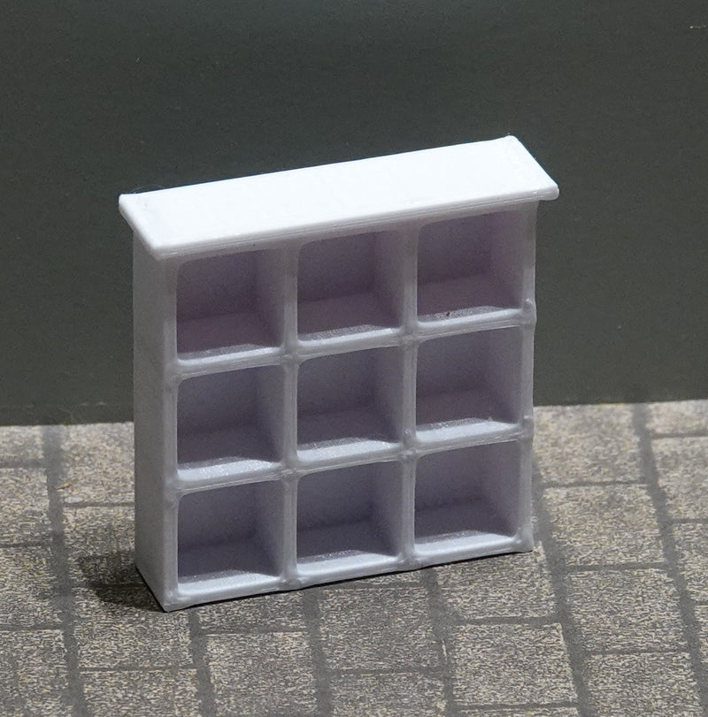 Nukkekodin mukihylly, eri kokoja ja värejä