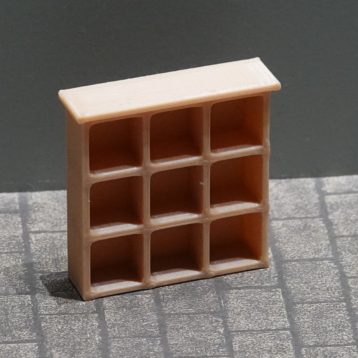 Nukkekodin mukihylly, eri kokoja ja värejä