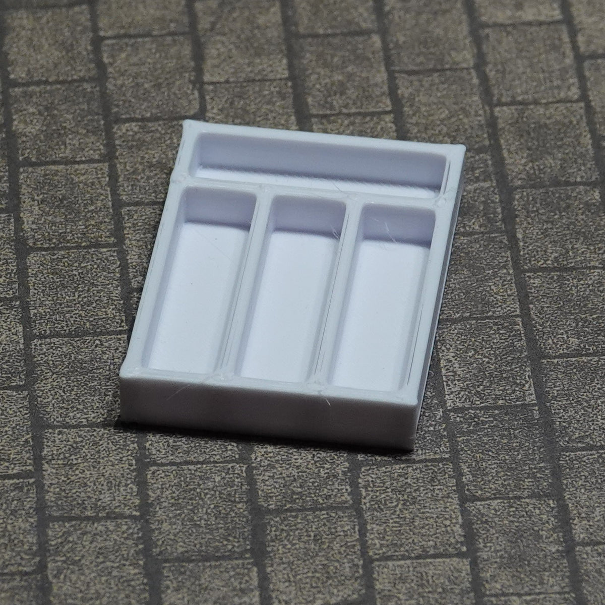 Nukkekodin aterinlaatikko, eri kokoja ja värejä