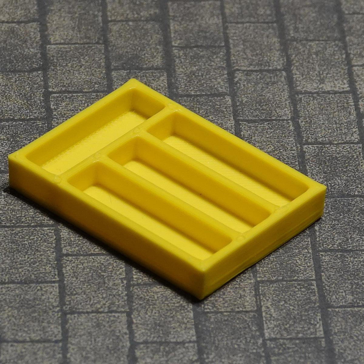 Nukkekodin aterinlaatikko, eri kokoja ja värejä