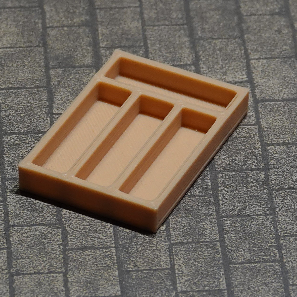 Nukkekodin aterinlaatikko, eri kokoja ja värejä