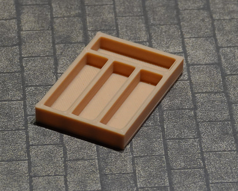 Nukkekodin aterinlaatikko, eri kokoja ja värejä