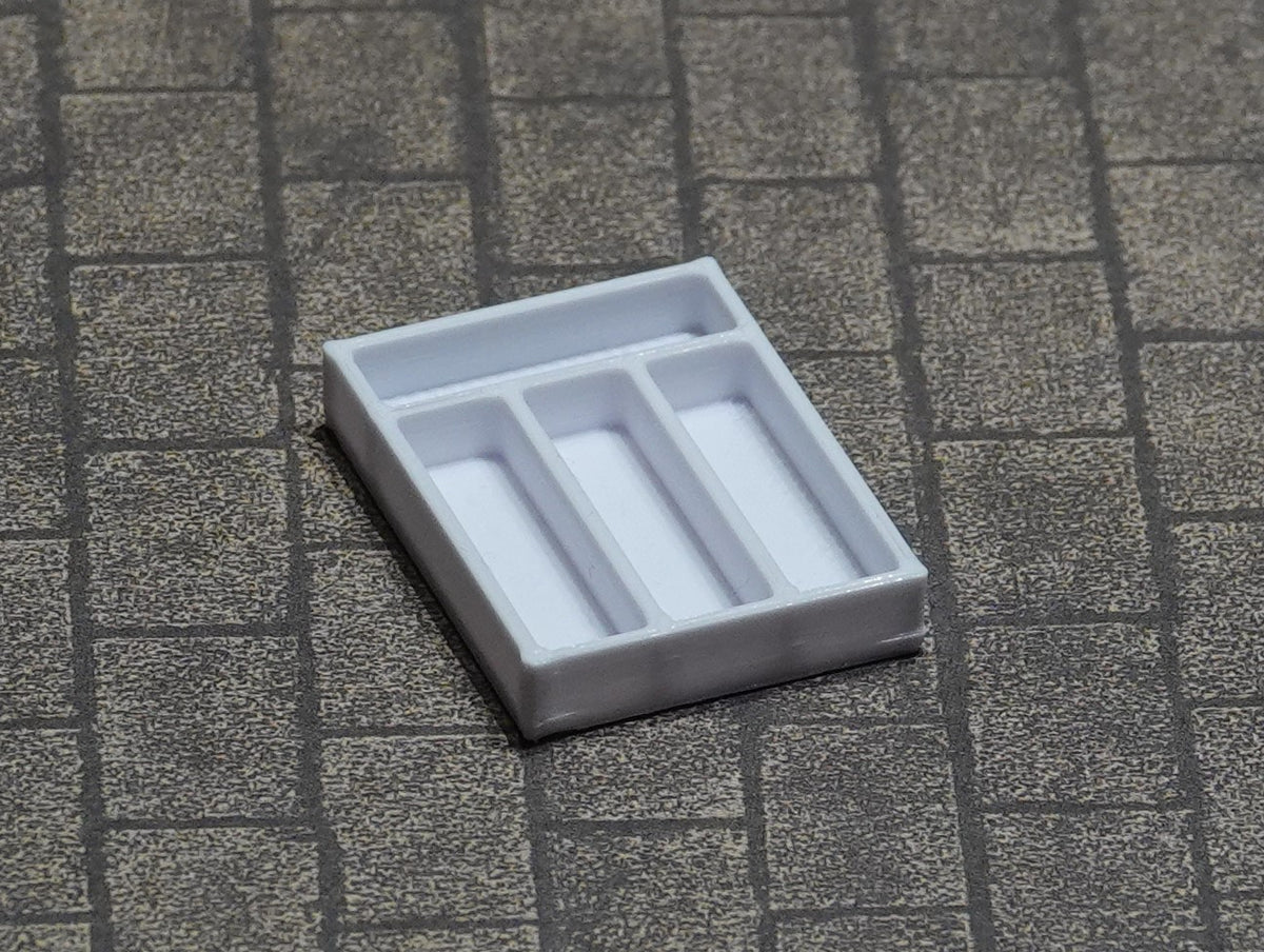 Nukkekodin aterinlaatikko, eri kokoja ja värejä