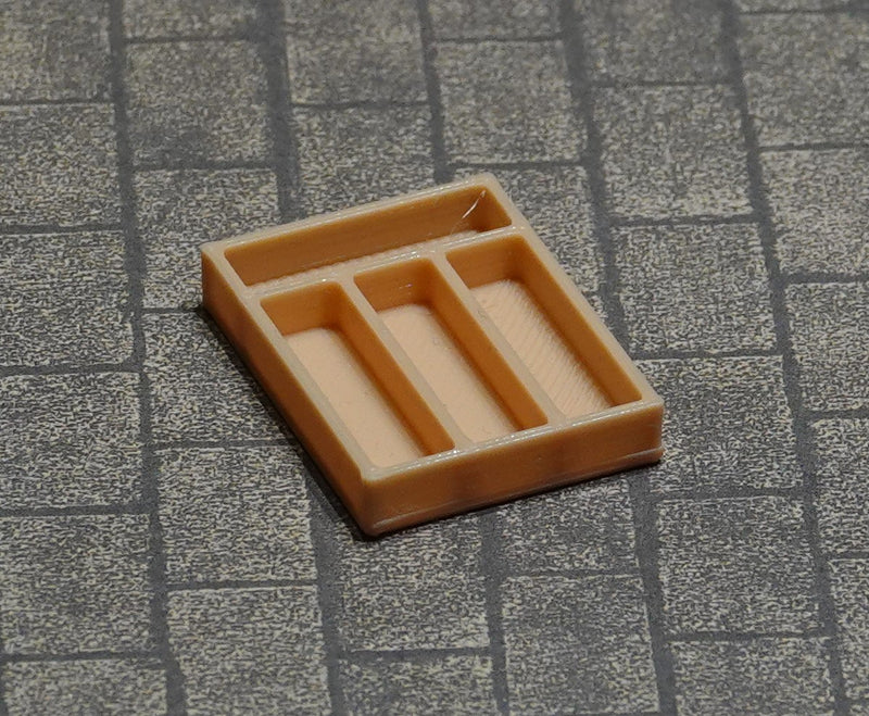 Nukkekodin aterinlaatikko, eri kokoja ja värejä