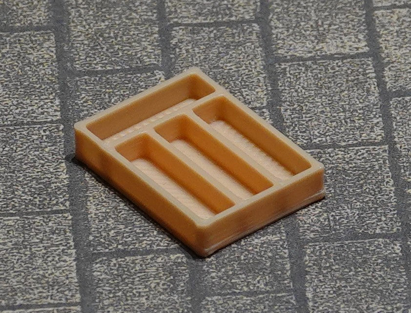 Nukkekodin aterinlaatikko, eri kokoja ja värejä