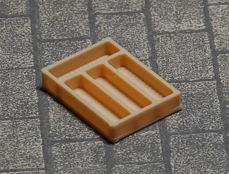 Nukkekodin aterinlaatikko, eri kokoja ja värejä