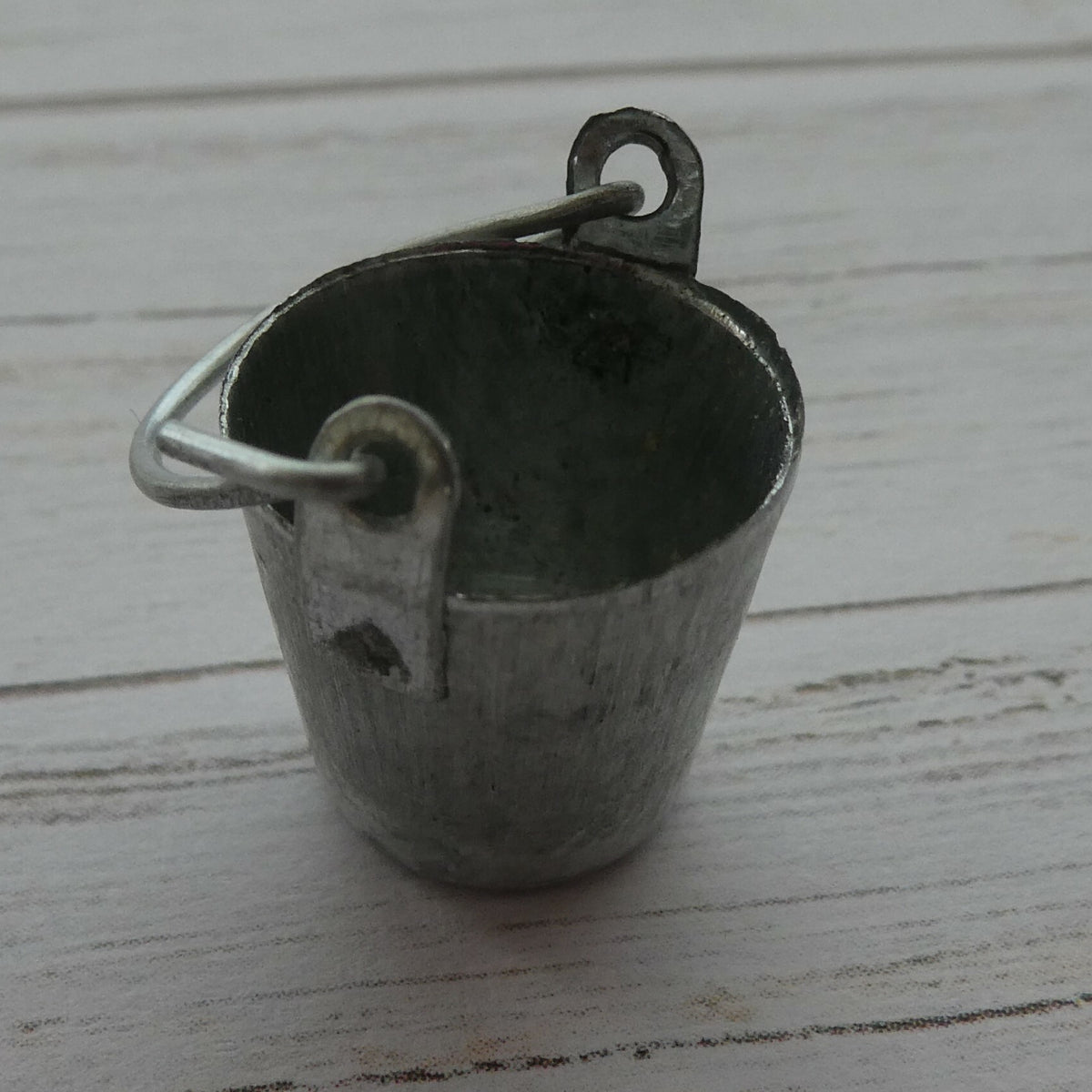 Nukkekodin ämpäri, metalli