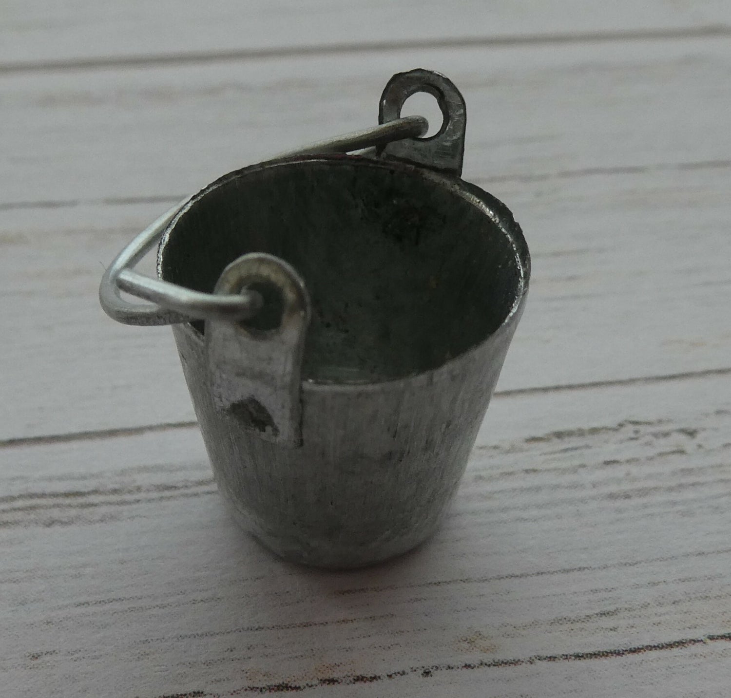 Nukkekodin ämpäri, metalli