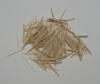 Askartelutikkuja, eri värejä