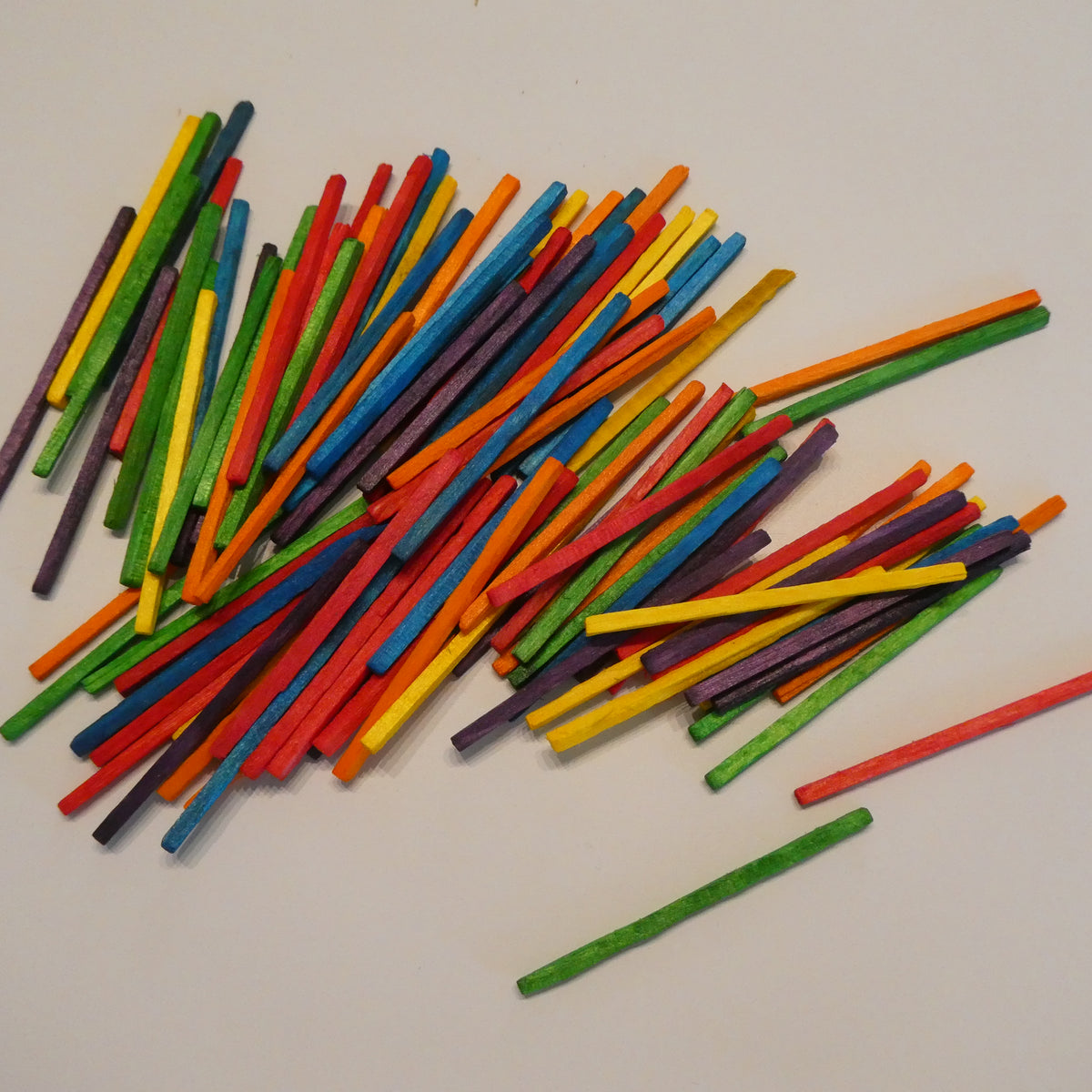 Värikäs askartelutikku, 100 kpl