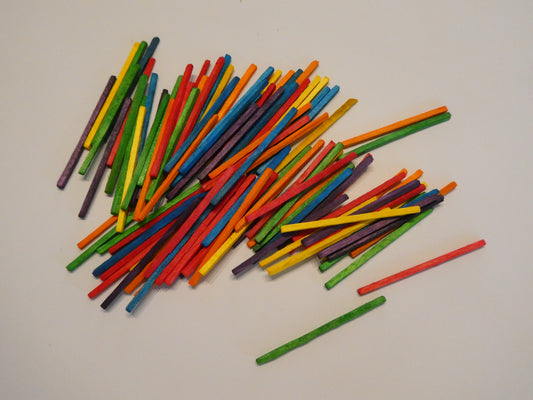 Askartelutikkuja, eri värejä