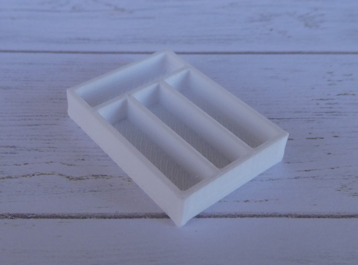 Nukkekodin aterinlaatikko, eri kokoja ja värejä