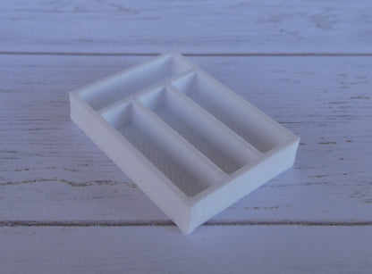 Nukkekodin aterinlaatikko, eri kokoja ja värejä